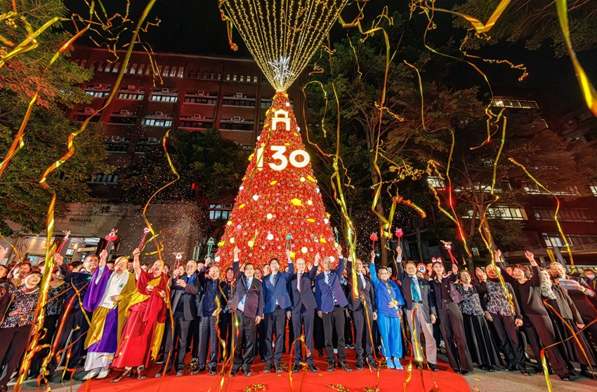 15米紅色聖誕樹點亮金蛇年 國北教大「130向前走」璀璨登場，歲末最浪漫星海盛典