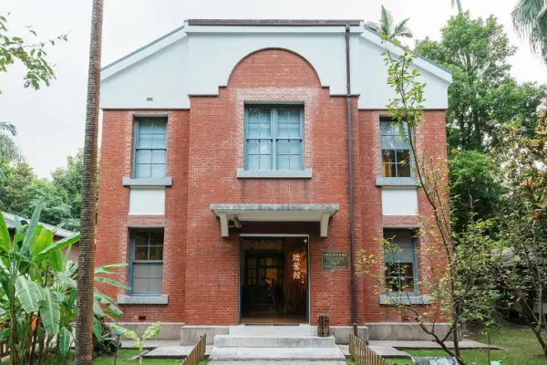 1924年落成、2008年公告為市定古蹟的腊葉館，紅磚牆體採用日治時期常見的荷蘭式砌法