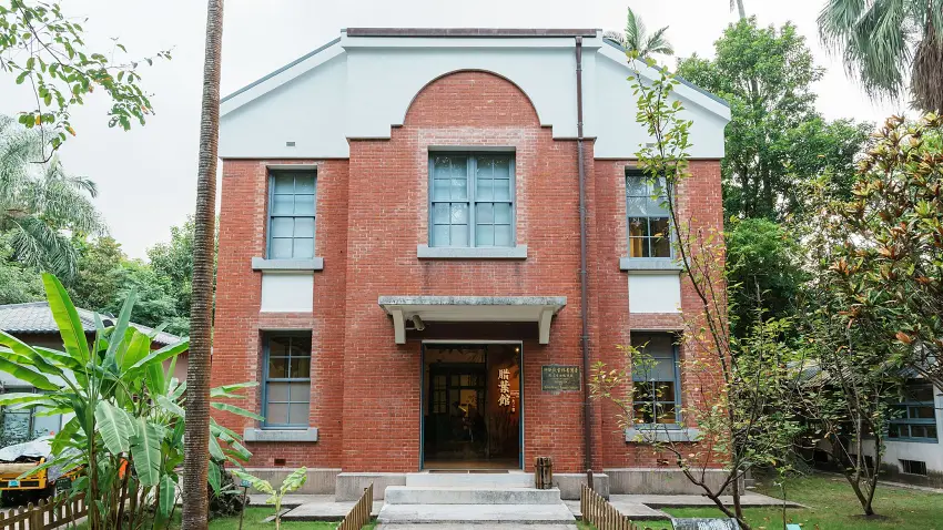 1924年落成、2008年公告為市定古蹟的腊葉館，紅磚牆體採用日治時期常見的荷蘭式砌法