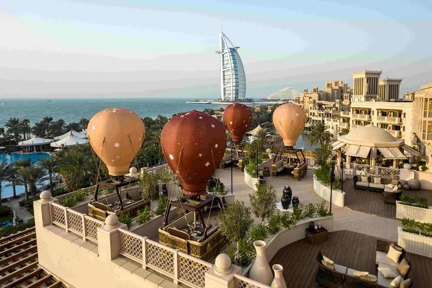全新「阿拉伯天穹傳說」登場！杜拜卓美亞古堡酒店皇宮（Jumeirah Al Qasr）推出皇宮熱氣球饗宴　雲端早餐、空中下午茶、香料晚宴一次解鎖