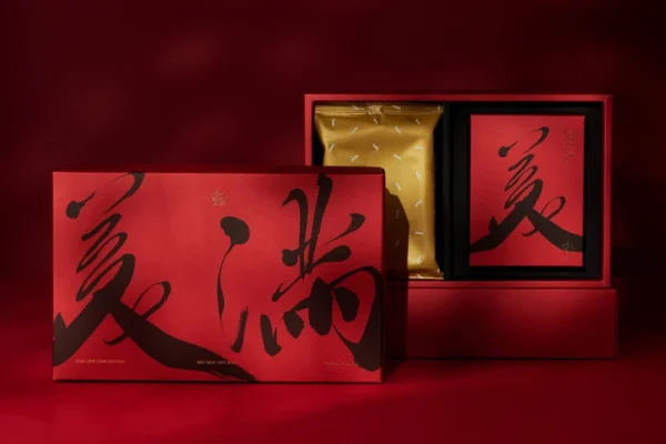 「美滿茶點禮盒」售價880元，內容為鹿兒島焙茶蛋捲與花形蘋果米餅。圖／TASTE by MMHG