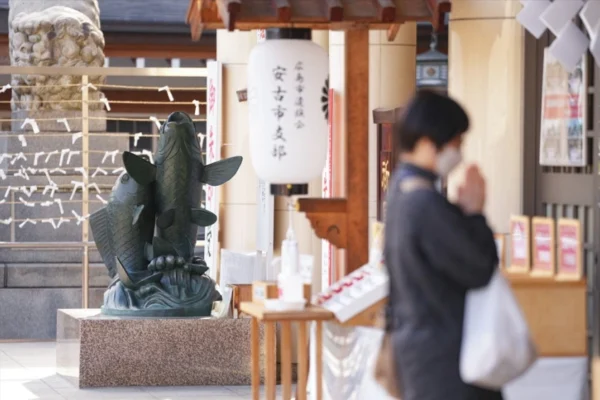 護國神社有兩座鯉魚雕像，可在心中許願並撫摸魚身，祈求保佑願望成真。
