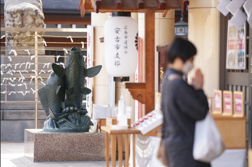 護國神社有兩座鯉魚雕像，可在心中許願並撫摸魚身，祈求保佑願望成真。