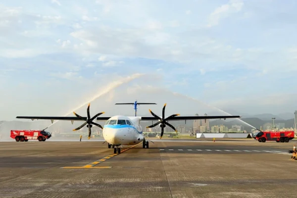 ATR新機B-16865接受象徵好運的灑水儀式