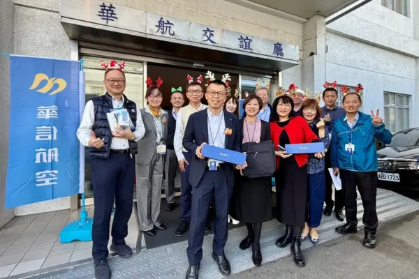 冬日暖陽下，航迷們手捧剛入手的珍藏模型滿載而歸，將這份收藏喜悅化作送往偏鄉的實質暖流。