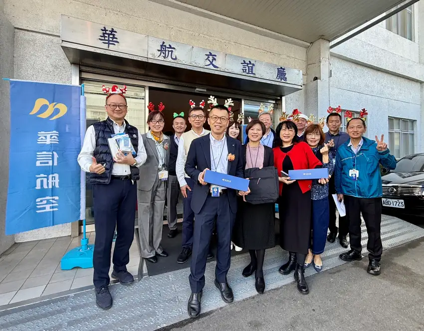 冬日暖陽下，航迷們手捧剛入手的珍藏模型滿載而歸，將這份收藏喜悅化作送往偏鄉的實質暖流。