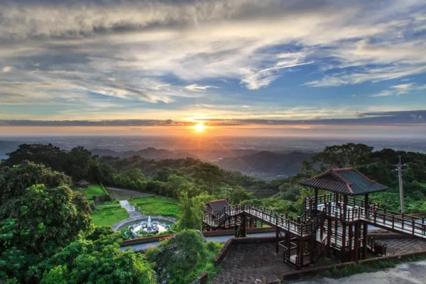 關子嶺位於台南白河區東北側，海拔約300→500公尺，群山環繞，是南台灣最著名的三大溫泉鄉之一