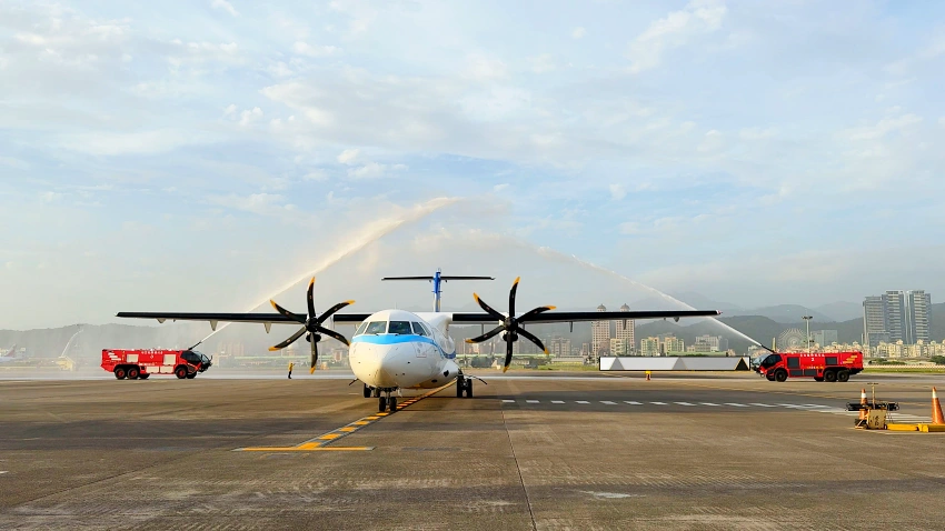 ATR新機B-16865接受象徵好運的灑水儀式