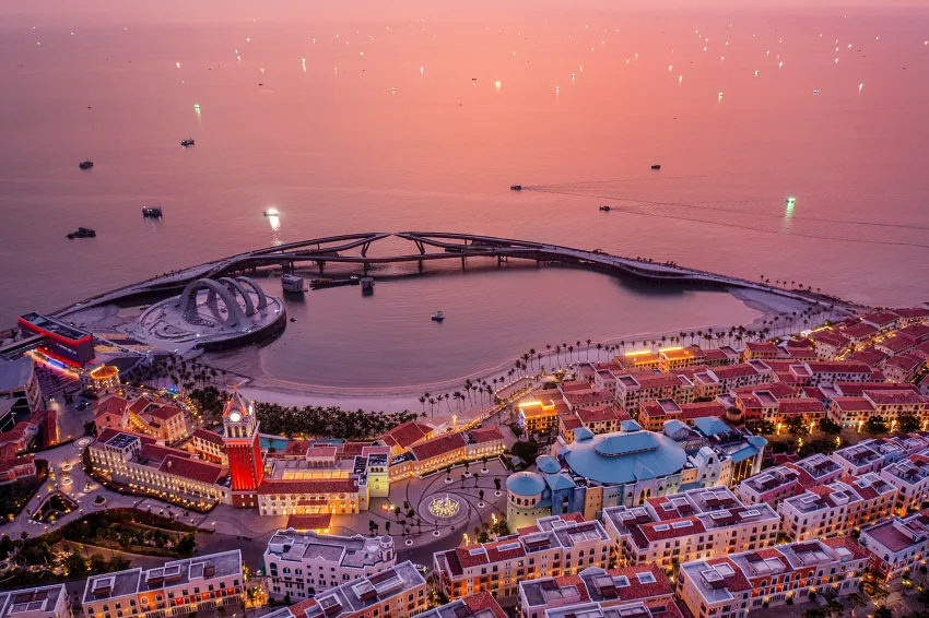 富國島黃昏小鎮以地中海式建築風格與世界級夜間秀聞名，是台灣旅客最受歡迎的度假亮點之一。（太陽富國航空提供）