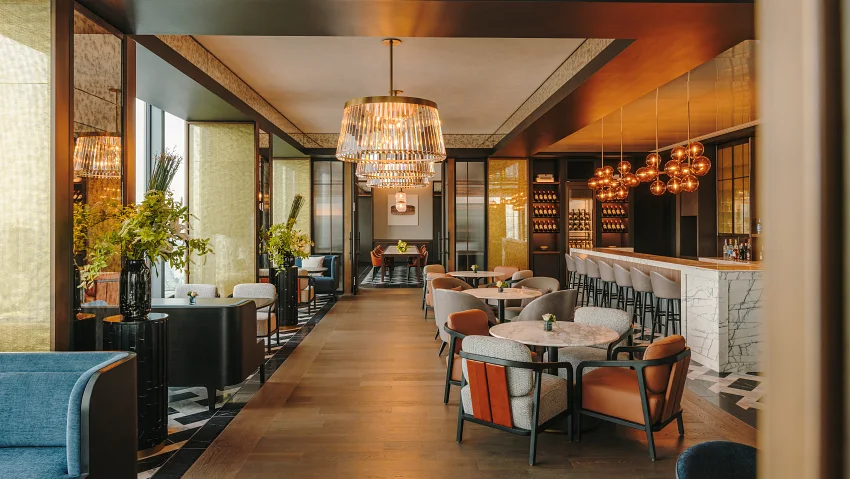 包圍在高雅氛圍中的「費爾蒙黃金貴賓廳」，可眺望壯闊的東京灣景，細膩的款待與專屬時光。旅行的美好莫過於此。©フェアモント東京