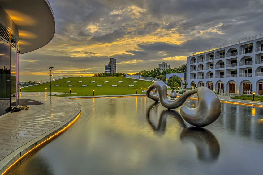 將捷金鬱金香酒店坐落淡水河岸，串聯藝文與人文旅遊。