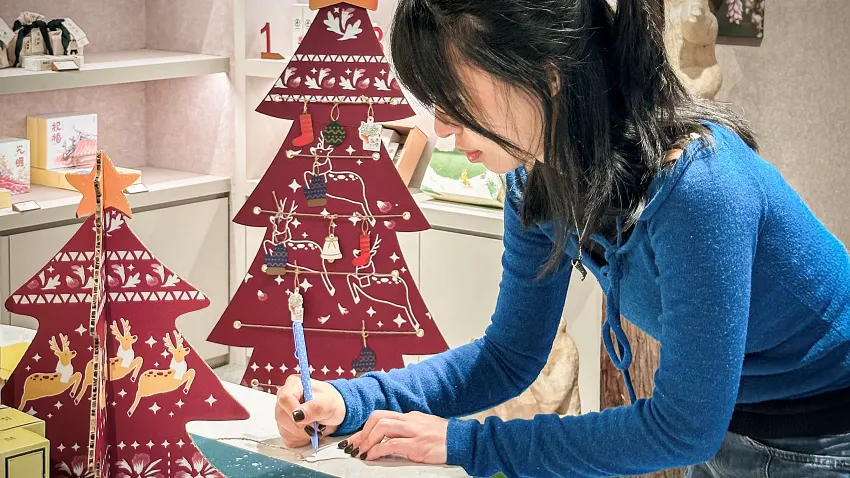 【阿原】客人在阿原門市許願卡寫下夢想心願,希望夢想成真。