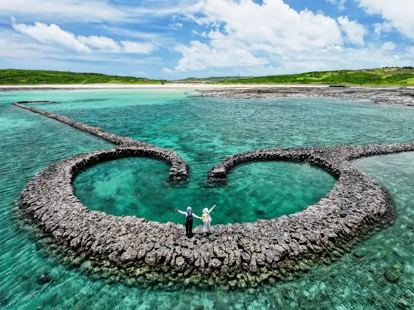 歡迎旅客搭乘華信航空班機到澎湖享受海鮮美食（澎湖縣政府提供）