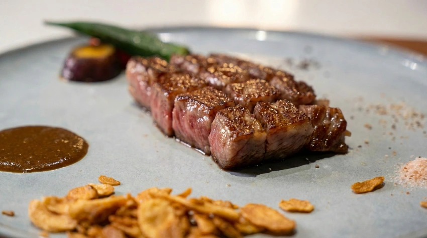 【日本和牛】精選油花細緻的日本和牛，以鐵板封存肉汁與香氣，不需過多調味，便能展現肉質本身的細膩、柔軟與餘韻。