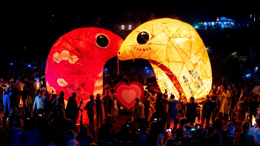 2025年結合蛇年意象製作20呎造型主燈,祝福眾人「蛇福泰吉」、「好運蛇進來」。