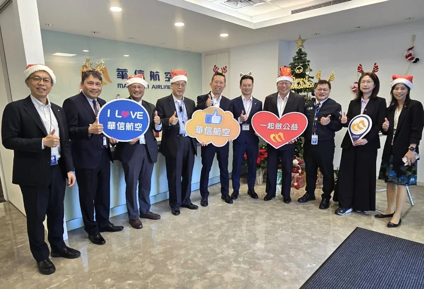 華信航空董事長陳大鈞與總經理莊明哲親率團隊響應公益，在聖誕樹前宣示將企業責任化為溫暖的實際行動。