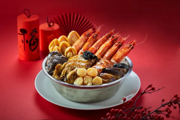 金龍餐廳主廚許耀光精心推出香港農曆年不可或缺的「滿漢盆菜」，一鍋匯聚山珍海味，祝福闔家團圓、福氣滿載，每份售價NT$8,888(6人份)。圖/圓山大飯店提供