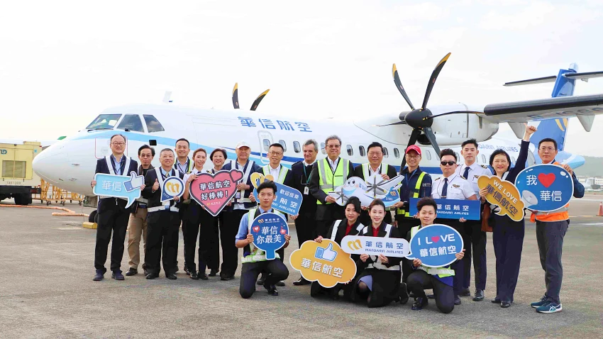 華信航空ATR新機B-16865抵達松山機場，受到大家熱烈的歡迎。