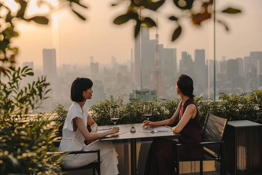 費爾蒙東京共備有5間風格各異的餐廳與2間酒吧，映照東京美食文化的豐富與多樣性。35樓全天候餐廳「Kiln& Tonic」，以地中海與南加州的海岸為靈感，提供洋溢陽光風情的多元創意料理。露天座位還可眺望東京鐵塔，味覺與視覺同時享受奢華。©フェアモント東京