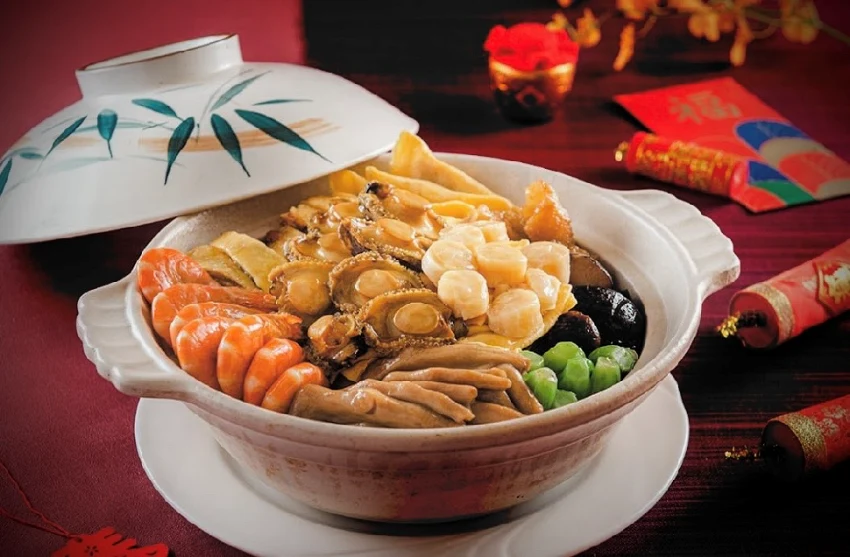 「極品圍村盆菜」以多種珍饌層層堆疊,象徵滿堂富貴。