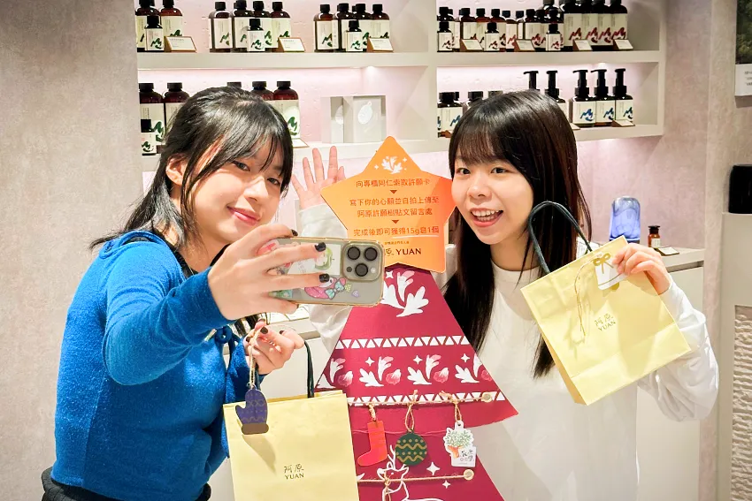 【阿原】參加活動的客人寫下心願後於許願樹前開心合照。