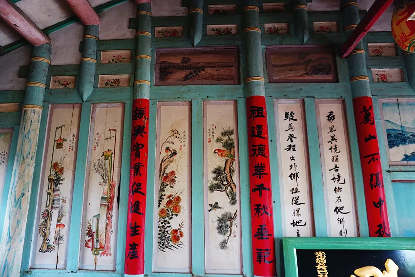 大廳的名家壁繪與字畫,以文采中和了英武之氣