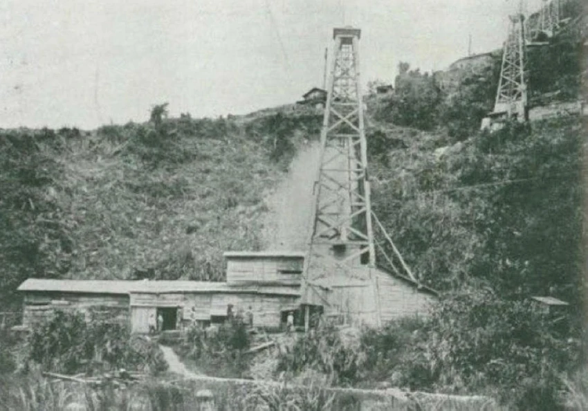 苗栗出磺坑於清末挖掘出亞洲第一口、世界第二口油井（圖片來源：出礦坑油氣田開發 / 數位物件授權：CC BY 3.0 TW + / 建檔單位：苗栗縣政府文化觀光局 @ 國家文化記憶庫 ）