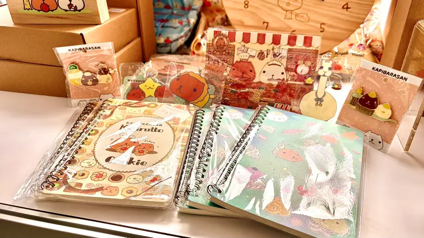 活動期間只要在碧潭餐飲遊憩區指定店家單筆消費滿300元，即獲得限量水豚君周邊好禮兌換券，可換取如線圈筆記本、金屬徽章、壓克力吊飾、造型湯匙及雷雕明信片等。