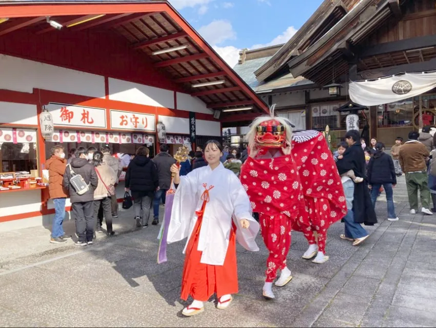 由神社巫女及紅色裝束的獅子所進行的獅子舞儀式，將於新年參拜期間舉辦