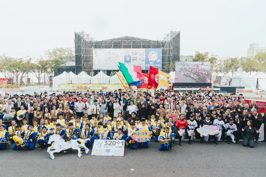 管樂青春傳承:嘉義市國際管樂節盛大登場,學子與嘉賓齊聚「320+1」地標前,用音樂與笑容傳承管樂之都的熱情。