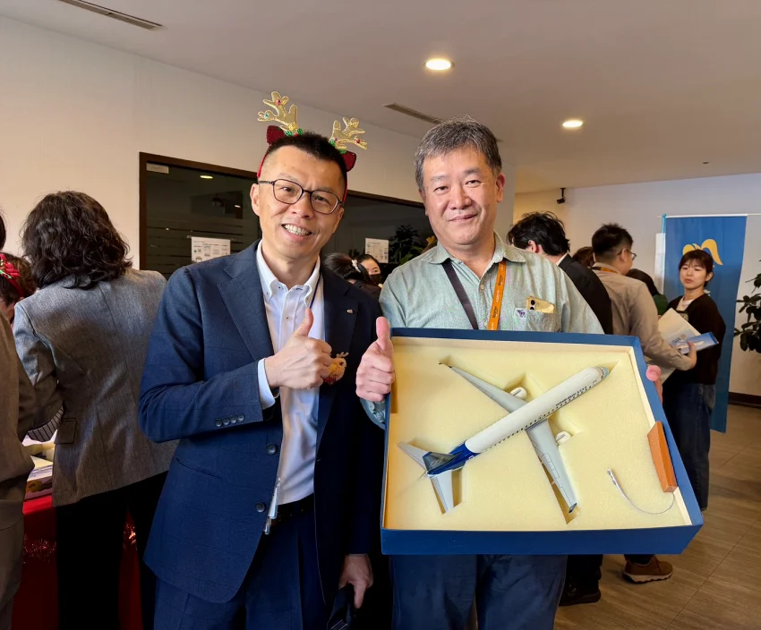 夢幻逸品現身！幸運藏家喜獲絕版 1:75 模型，與總經理莊明哲開心合影，讓收藏熱情轉化為助學養分。