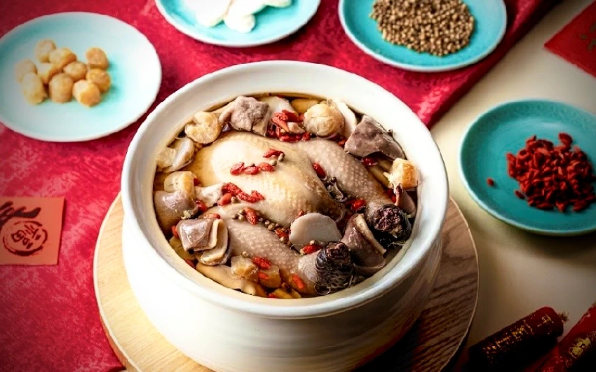 「瑤柱胡椒豬肚雞湯」慢火燉煮,湯頭濃郁暖心圍爐。