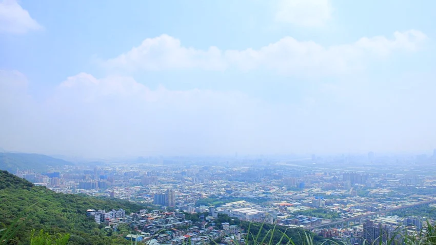 從青龍嶺遠眺，可俯瞰整個樹林區的城市景觀。