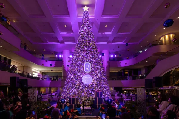 台北晶華酒店點亮全台室內最高聖誕樹，為聖誕節揭開溫馨序幕