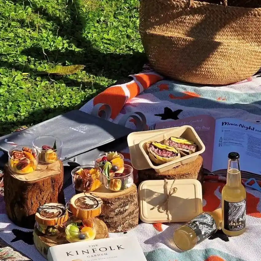 太魯閣晶英酒店「森‧漫遊雙人外帶野餐」每組980元。搭配雙人份餐點﹑Outdoornation 萬用毯和繪畫明信片與散步靈感小卡。圖／太魯閣晶英酒店提供