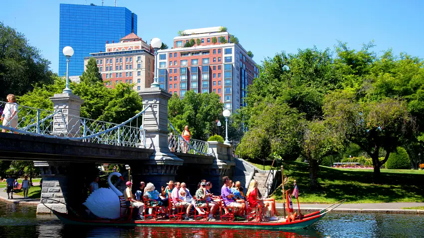 波士頓公園搭乘天鵝船漫遊小鎮