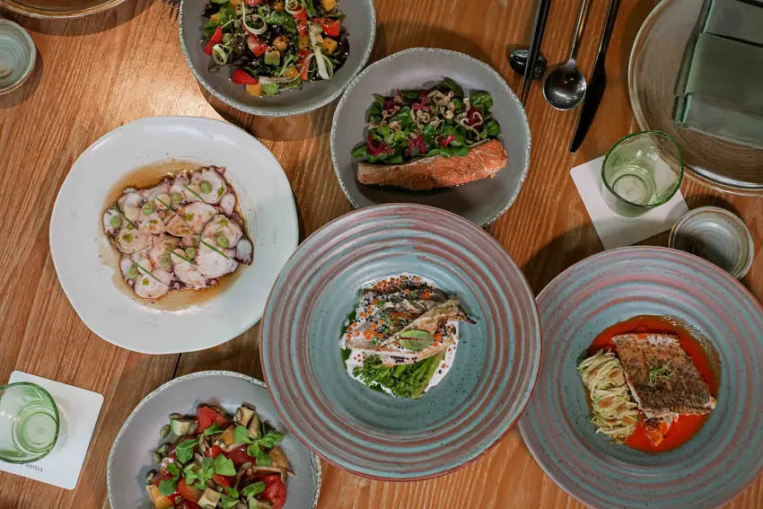 Namū 餐廳： 極致奢華的味蕾之旅。主題套餐囊括了和牛、松露、海膽、魚子醬等頂級食材，滿足追求細膩與尊榮的賓客。