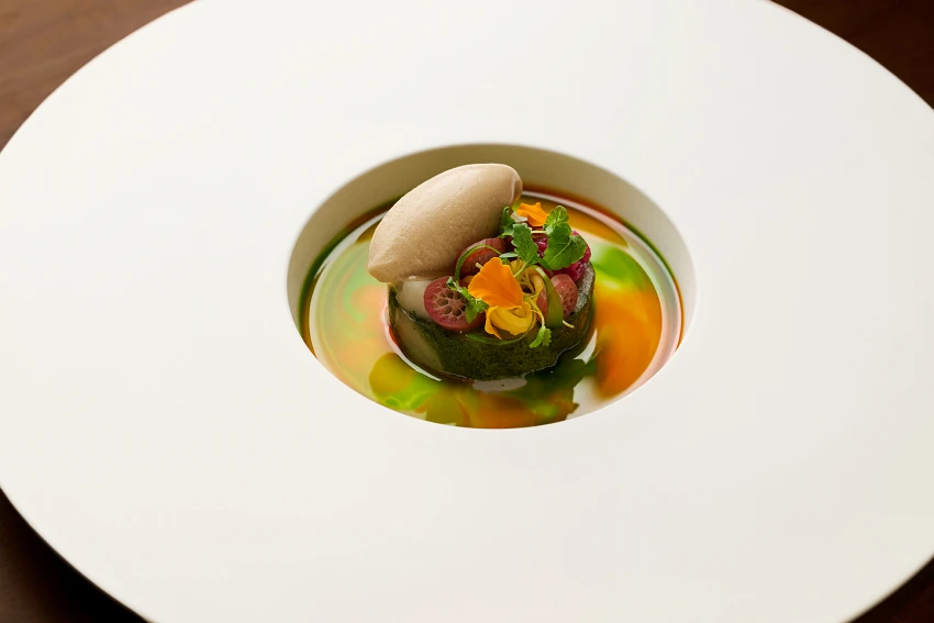 「泰味新境」中的「青甘魚|甜菜根|鍣葒」靈感來自泰國東北陶鍋。圖/COAST提供