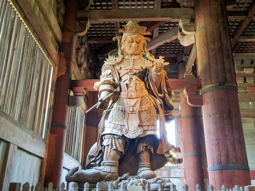 大佛旁佇立巨大的廣目天王像。