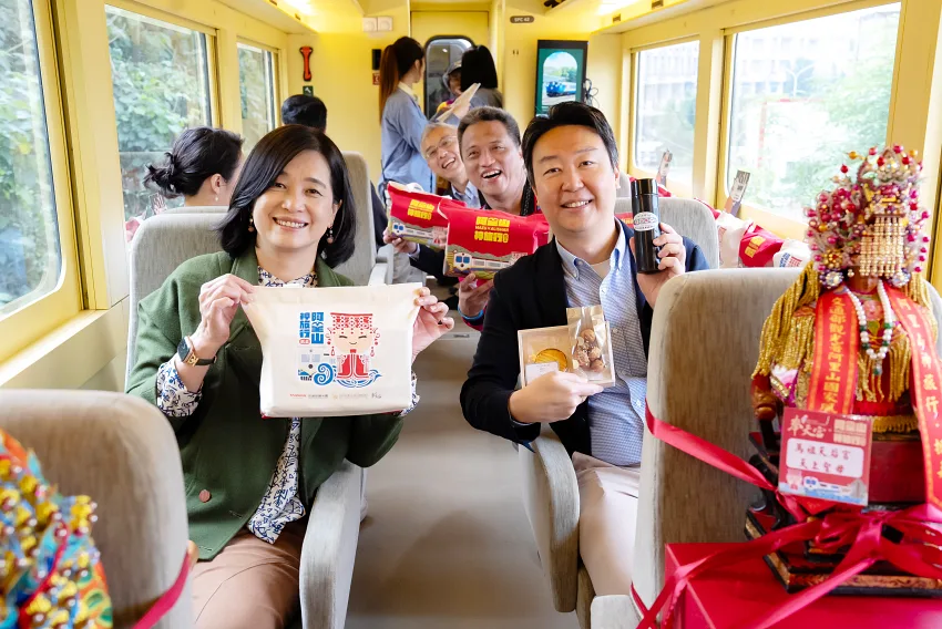 交通部部長陳世凱及交通部觀光署署長陳玉秀搭乘栩悅號