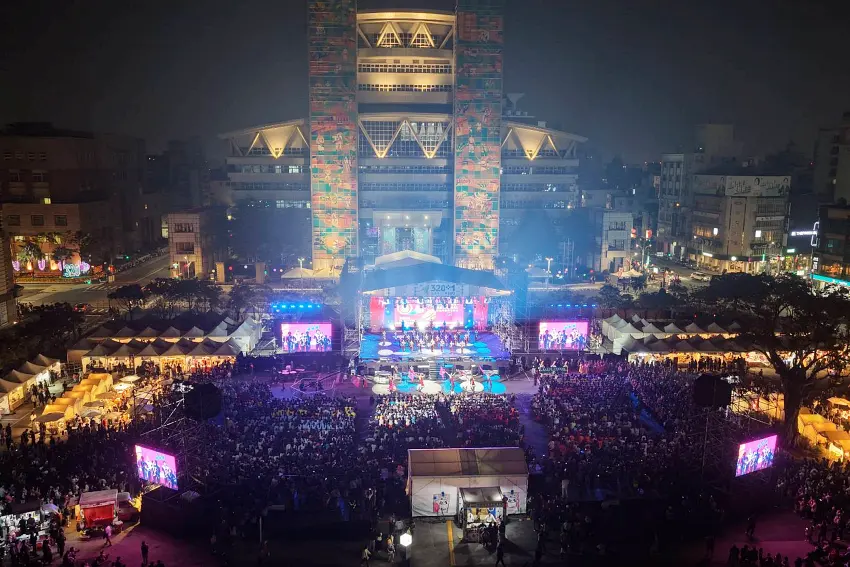 璀璨嘉義之夜:博覽會晚會震撼登場,地標建築與璀璨燈光相互輝映,萬人空巷的盛況共譜嘉義最美的城市光景。