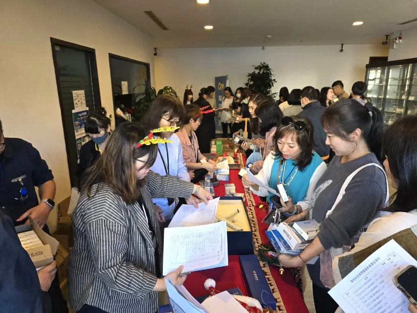 義賣現場熱鬧非凡，參與者專注在絕版珍品中「尋寶」，每一份購買都承載著對航空文化與公益的雙重支持。