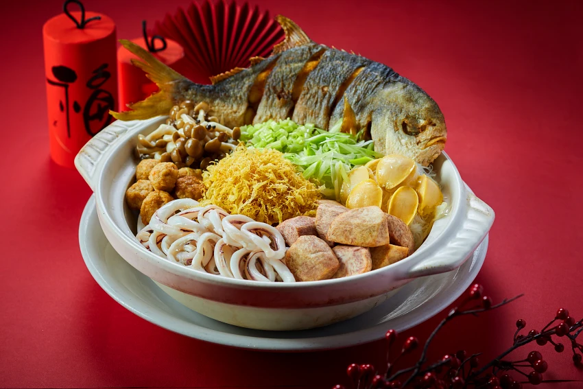 圓苑餐廳主廚戴立承獻上40年煲湯工夫而成的「金鯧米粉霸王鍋」，整尾金鯧搭配各款上選海鮮食材增添湯頭風味，讓米粉吸滿豐厚湯汁，完美展現年節佳餚的豪華與豐盛。圖/圓山大飯店提供