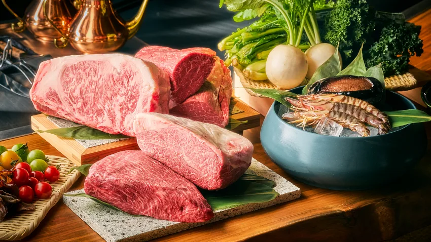 36樓鐵板燒餐廳「燈辻（Totsuji）」在致敬日本傳統美學的同時，融入現代感性，將鐵板料理昇華為全新藝術體驗。餐廳設有僅6席的吧檯與雅緻包廂，賓客可一邊眺望東京灣岸夜景，一邊細品極致美饌，享受宛如私廚般的隱密時光。©フェアモント東京