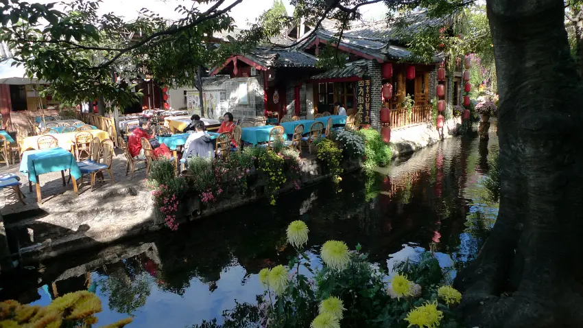 古城內處處花團錦簇、水道縱橫，充滿悠閒氛圍