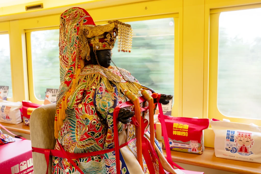 由新港奉天宮四街祖媽、澎湖天后宮、金門南門境天后宮及馬祖天后宮等四大尊神領銜首度搭乘林鐵「栩悅號」生態列車