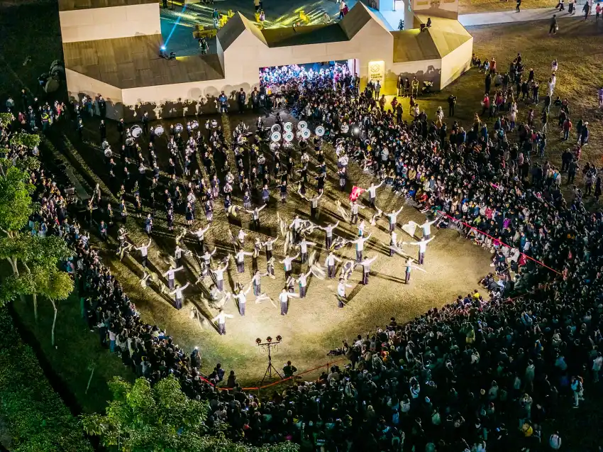 夜間光影樂章:夜幕下的管樂變換隊形,精準走位與樂器光澤交織,在草地上演繹出一場力與美的幾何視覺饗宴。