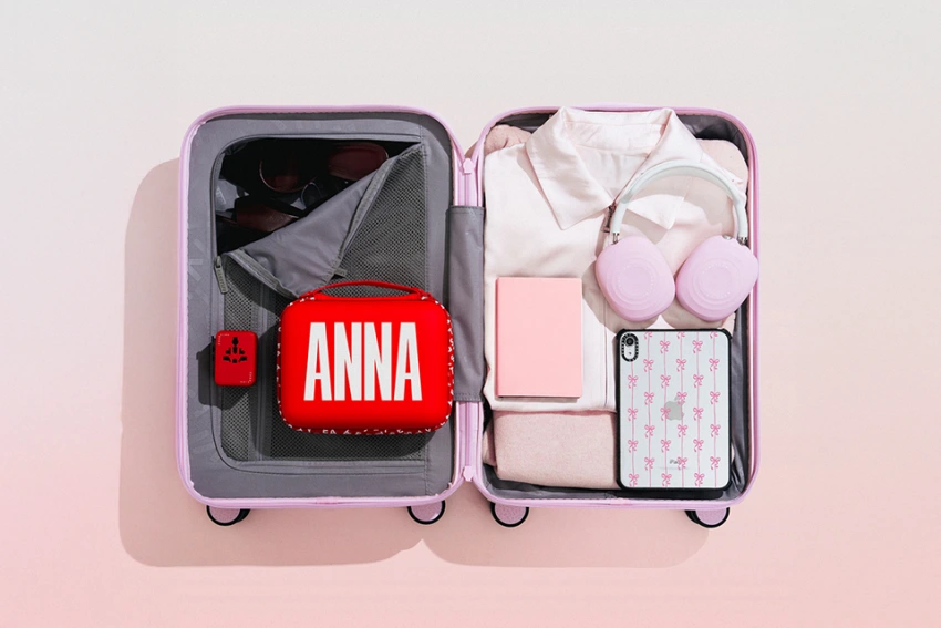 全新「隨行收納包」亦提供專屬字體、鮮明色彩與客製化吊飾，讓行李箱不只外表吸睛，打開來也井然有序、時尚滿分