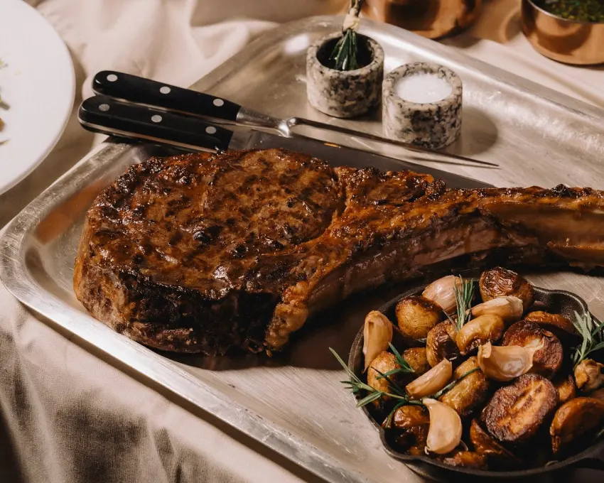 現代牛排館 Madison 將帶來充滿曼哈頓魅力的聖誕夜盛宴，搭配節日特調調酒與現場爵士二重奏，以深情旋律烘托節慶溫度.