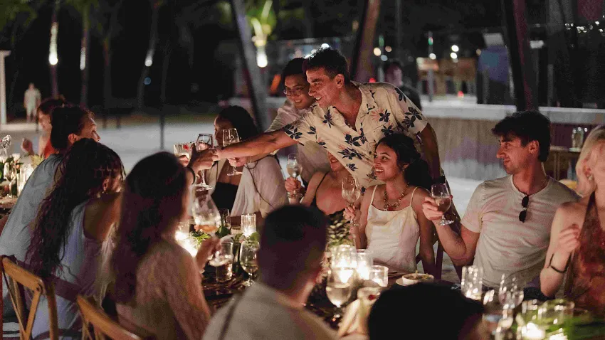 The Kitchen Table 餐廳 化身 「星光聖誕夜」 派對現場，豐盛的節慶佳餚與現場表演，為聖誕前夕創造一個熱鬧非凡的家庭與朋友聚會場所。